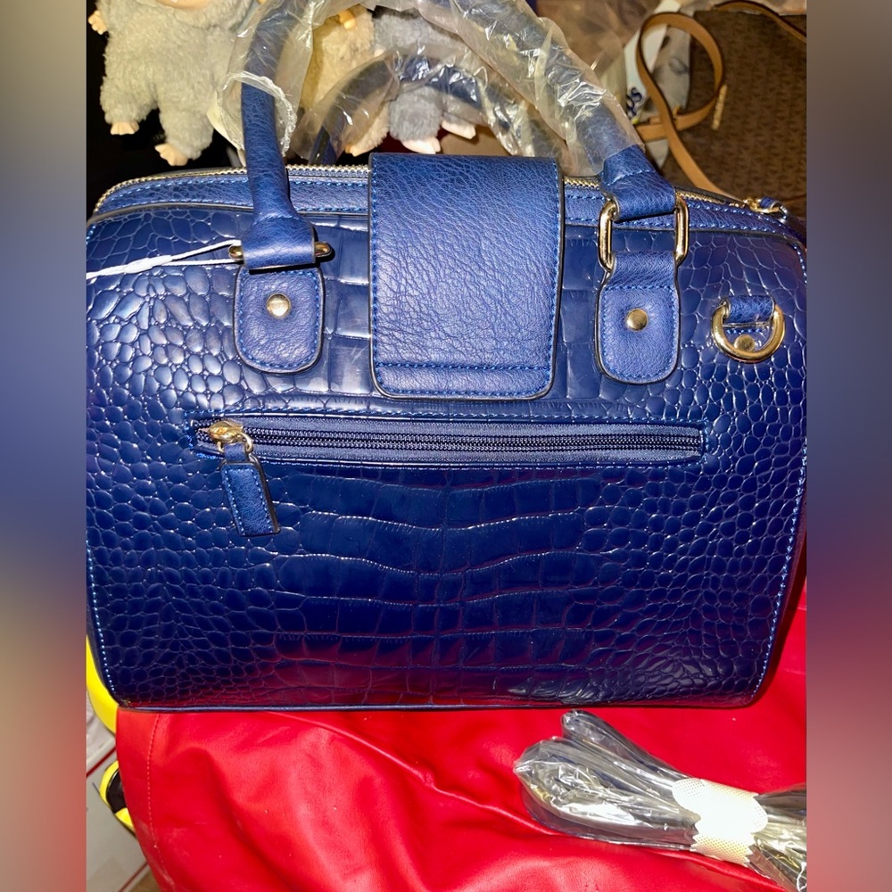 Dasein Large Blue Alligator Embossed Hand/Shoulder Bag with Matching Wristlet. - Picture 10 of 16
